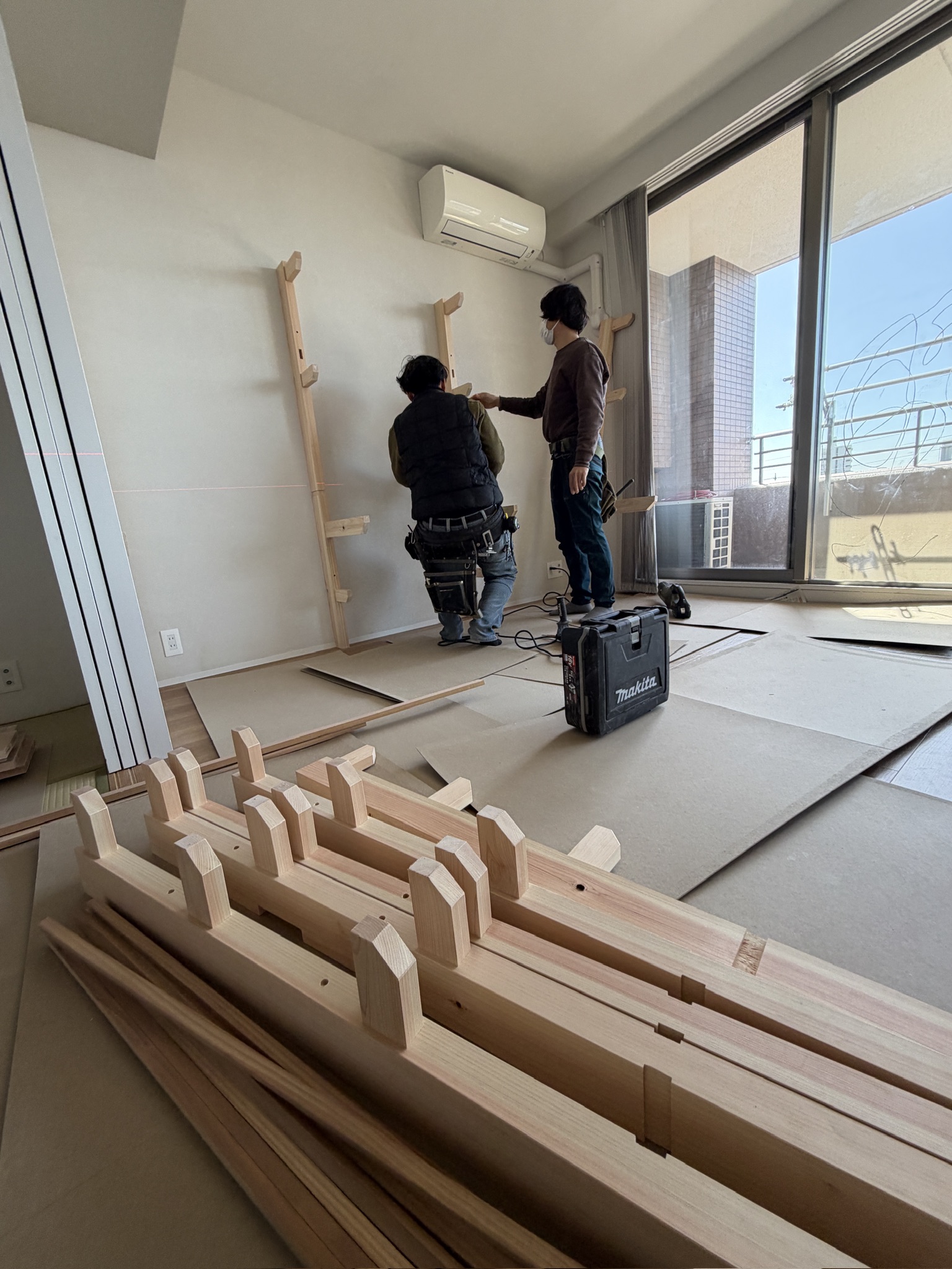 オーダー壁面収納設置中の現場作業風景