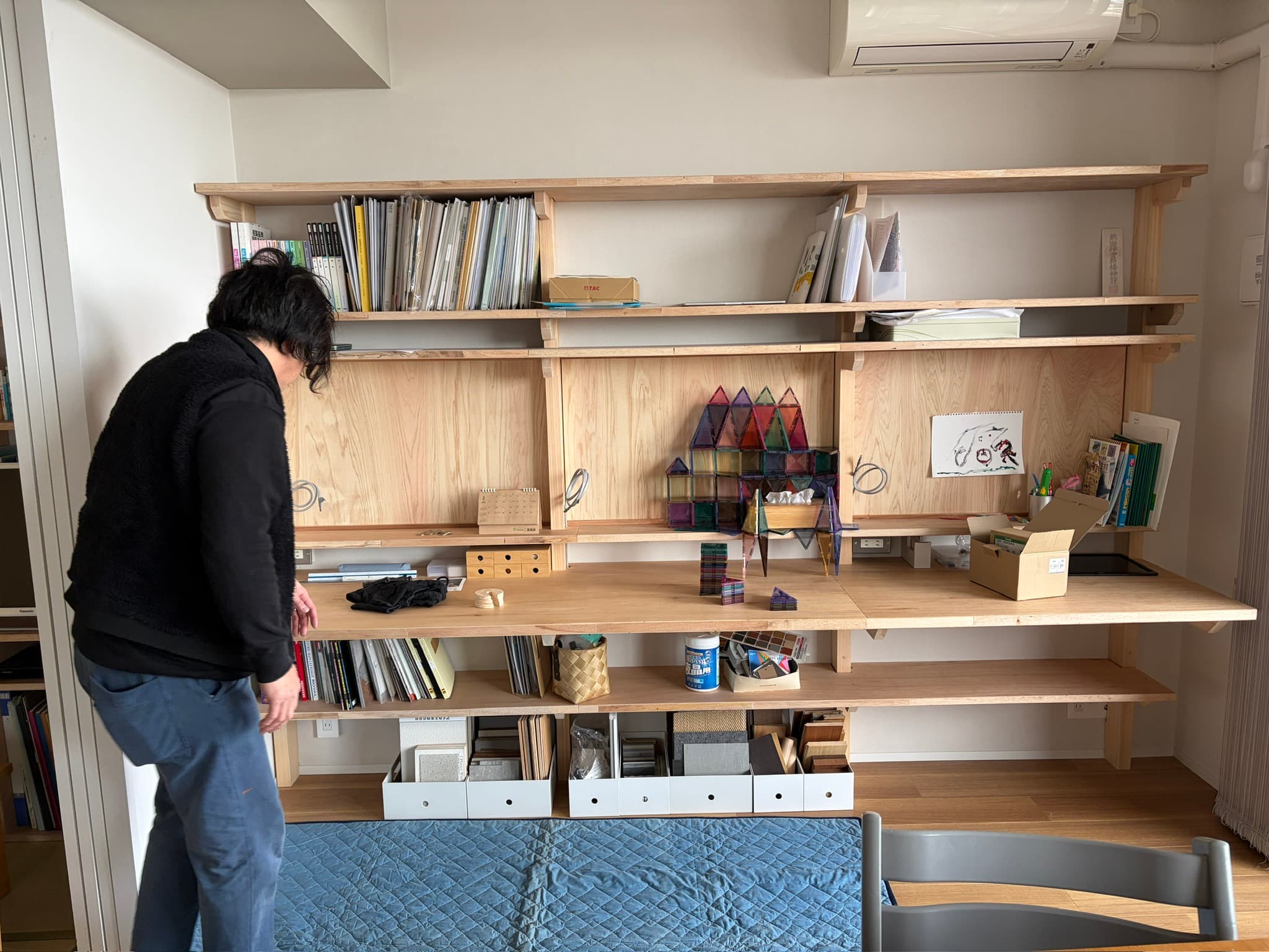 壁面収納内部の電気配線工事施工中