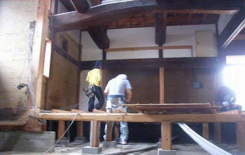 豊田市では古民家再生工事が始まっています。。。  築100年超の古民家です。