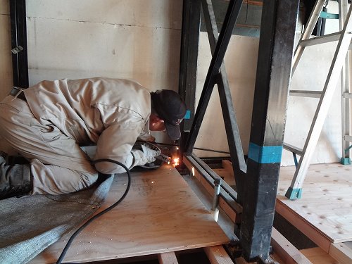 鉄骨の耐震補強工事をしています 名古屋市瑞穂区のリノベーション現場より 名古屋で注文住宅 古民家再生リフォームを手掛ける工務店 松美建設のブログ