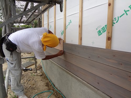 杉板を貼ってます 愛知県知多市の新築現場より 名古屋で注文住宅 古民家再生リフォームを手掛ける工務店 松美建設のブログ