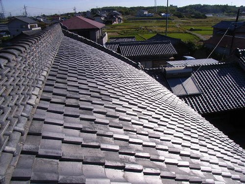 古民家の瓦屋根に上がる