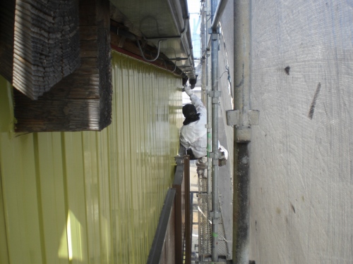 東海市のT様邸改装工事現場では、外壁塗装を行っています。  塗装屋さんの川脇さんが、ローラーで丁寧に仕上げています。