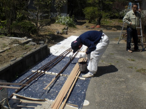 色の配合も完了して、塗装する川脇さん。知多市の古民家再生現場