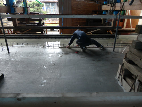 雨の中 墨だしをする基礎屋さんたち 名古屋で注文住宅 古民家再生リフォームを手掛ける工務店 松美建設のブログ