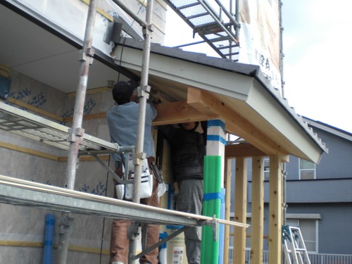 愛知県一宮市　木の家・自然素材を使ったK様邸新築工事　玄関の軒天にひのき板貼り。