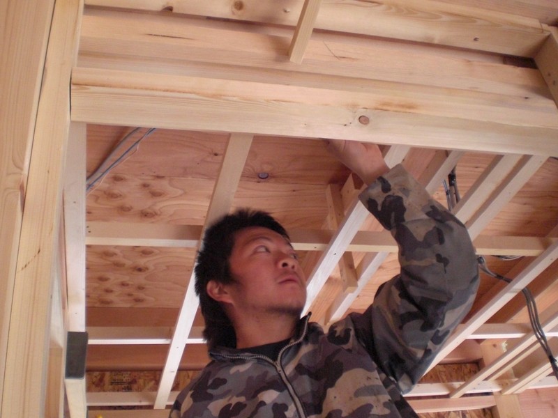 自然素材を使った木の家のK様邸　愛知県一宮市　注文住宅　ひのきの羽目板を張るあらちゃん