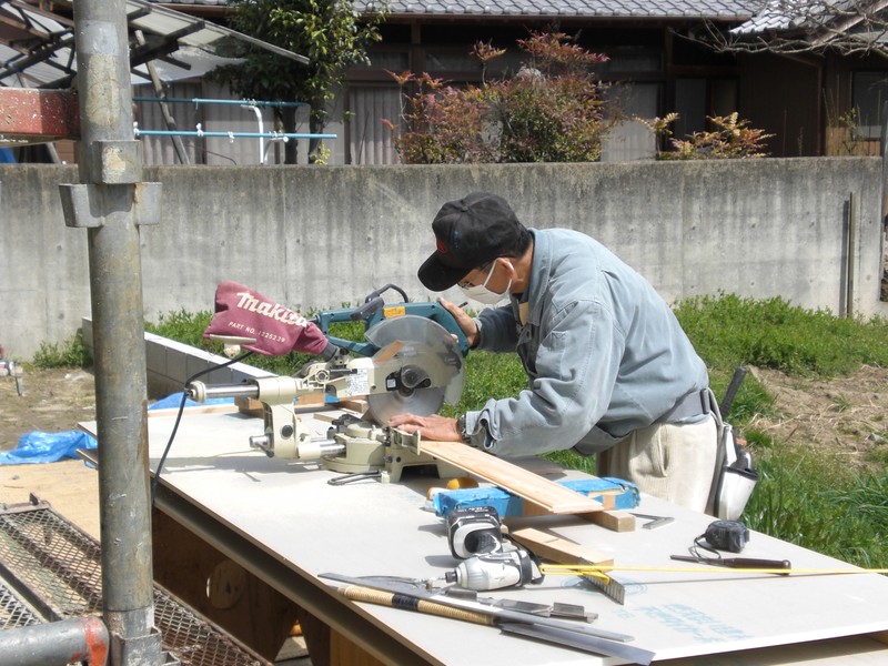自然素材を使った木の家のK様邸　愛知県一宮市　注文住宅　ひのきの板を切る青木さん。