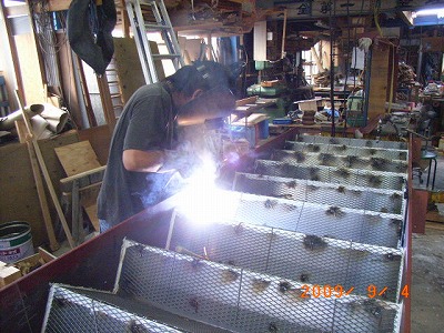 名古屋市　南区のマツミの工場　鉄骨階段を造る荒木大工　リフォーム現場に取付ます