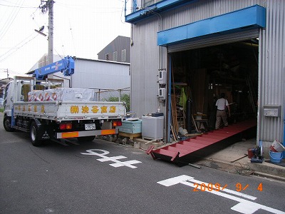 名古屋市　南区のマツミの工場　鉄骨階段　搬出です